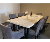 Baumkantentisch White Wash 240x100 mit 8 Stühlen