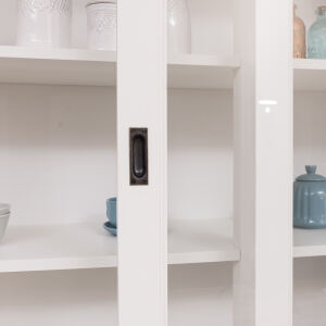 Weißer Schiebetürenschrank im Landhausstil