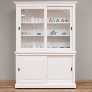 Weißer Schiebetürenschrank im Landhausstil
