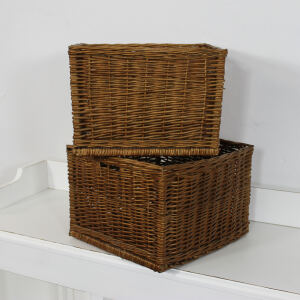 Weiße Sitzbank mit Körben Landhaus Shabby
