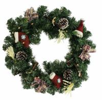 Weihnachtstürkranz, dekoriert und beleuchtet