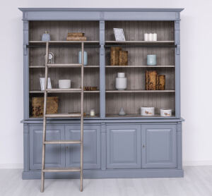 Bücherregal mit Leiter im Landhausstil Fehgrau