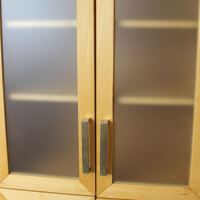 Schmaler Wohnzimmerschrank mit Glastüren Buche geölt