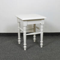 Kleiner Landhausstil Holzhocker altweiß