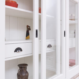 Landhaus-Buffetschrank altweiß, tiefgebürstet, Schiebetüren