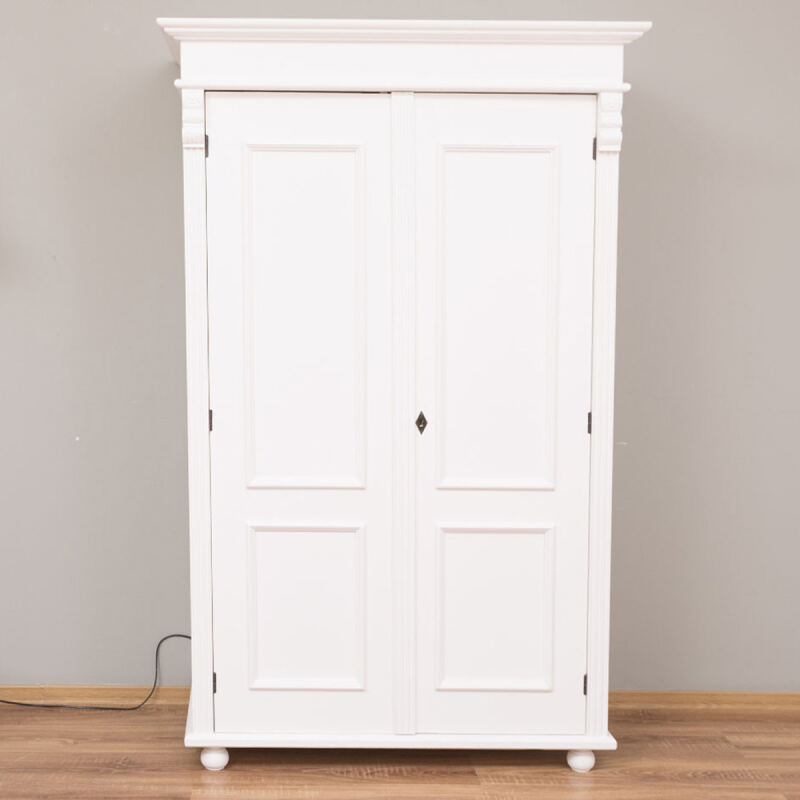 Vintage Kleiderschrank weiß mit viel Stauraum
