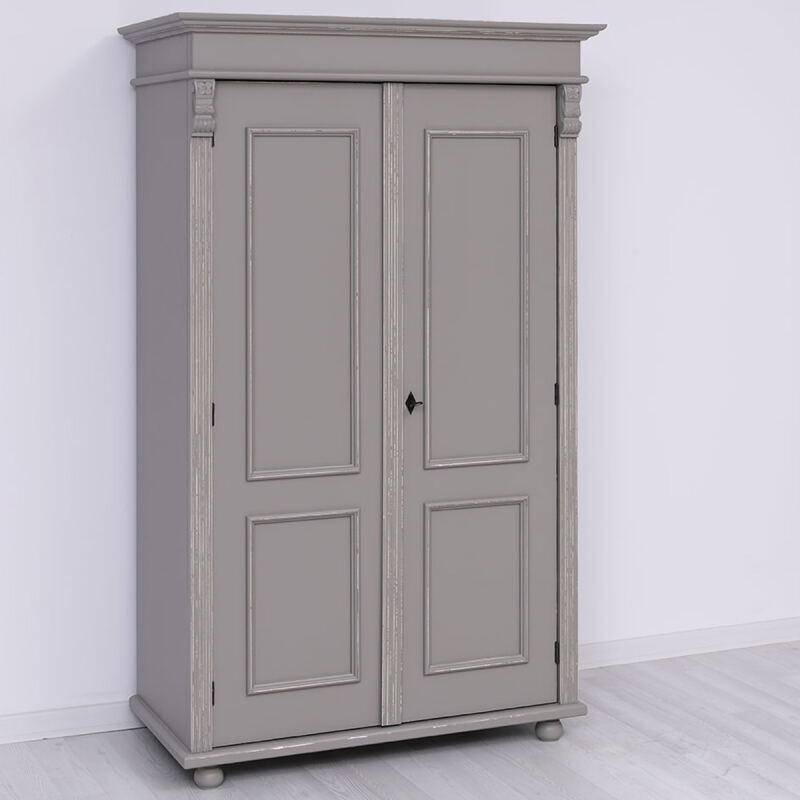 Romantischer zweitüriger Kleiderschrank im Landhausstil braungrau