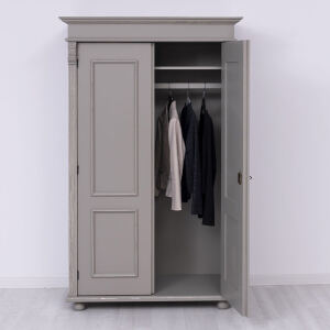 Romantischer zweitüriger Kleiderschrank im Landhausstil braungrau