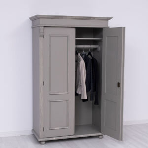 Romantischer zweitüriger Kleiderschrank im Landhausstil braungrau