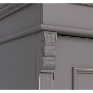 Romantischer zweitüriger Kleiderschrank im Landhausstil braungrau