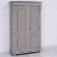 Romantischer zweitüriger Kleiderschrank im Landhausstil braungrau