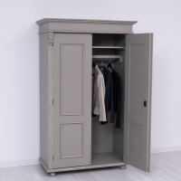 Romantischer zweitüriger Kleiderschrank im Landhausstil braungrau