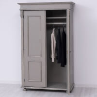 Romantischer zweitüriger Kleiderschrank im Landhausstil braungrau