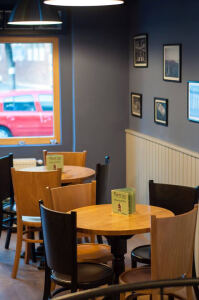 Runder Bistro Tisch mit Sockel 70