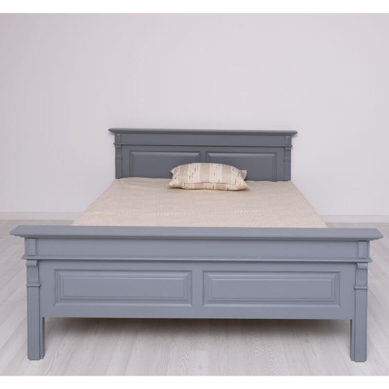 Massives Landhausbett mit Ornamenten
