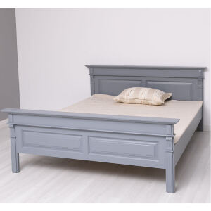 Massives Landhausbett mit Ornamenten