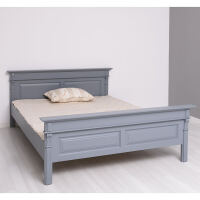 Massives Landhausbett mit Ornamenten