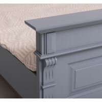 Massives Landhausbett mit Ornamenten