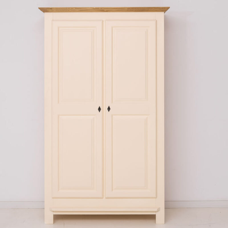Massiver Kleiderschrank im Landhausstil