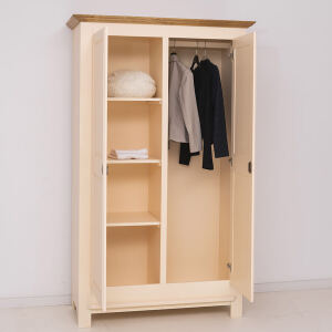 Massiver Kleiderschrank im Landhausstil