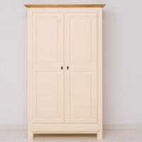 Massiver Kleiderschrank im Landhausstil
