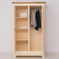 Massiver Kleiderschrank im Landhausstil