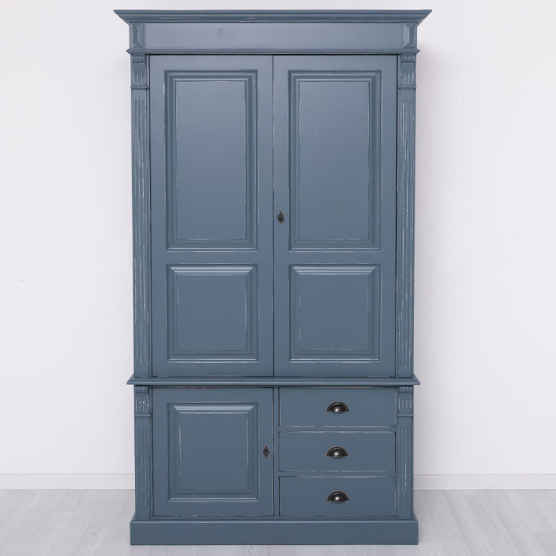 Rustikaler Massivholzschrank im shabby chic look