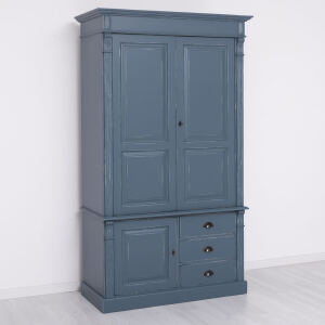 Rustikaler Massivholzschrank im shabby chic look