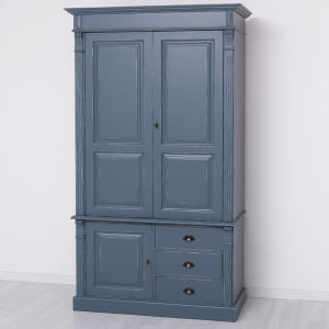 Rustikaler Massivholzschrank im shabby chic look