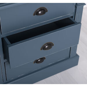 Rustikaler Massivholzschrank im shabby chic look