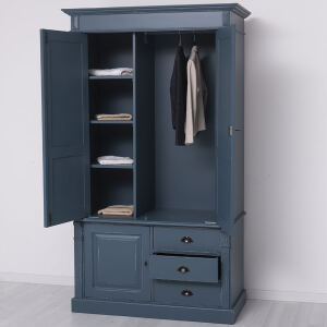 Rustikaler Massivholzschrank im shabby chic look
