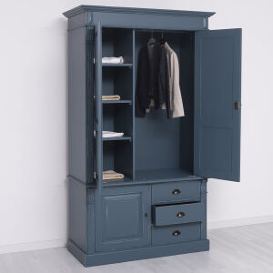 Rustikaler Massivholzschrank im shabby chic look