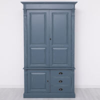 Rustikaler Massivholzschrank im shabby chic look