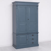 Rustikaler Massivholzschrank im shabby chic look