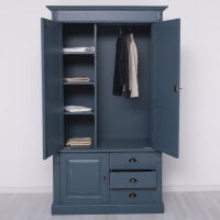 Rustikaler Massivholzschrank im shabby chic look