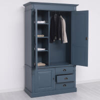 Rustikaler Massivholzschrank im shabby chic look