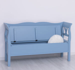 Blaue Sitzbank mit RÃ¼ckenlehne und Stauraum