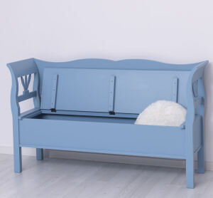 Blaue Sitzbank mit RÃ¼ckenlehne und Stauraum