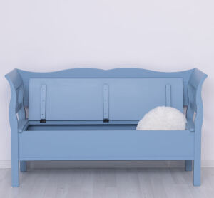 Blaue Sitzbank mit RÃ¼ckenlehne und Stauraum