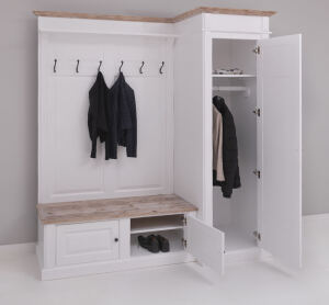 Große Landhaus Garderobe mit Schrank rechts