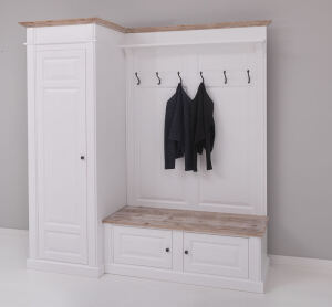 Große Landhaus Garderobe mit Schrank links