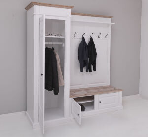 Große Landhaus Garderobe mit Schrank links