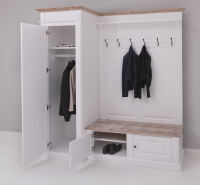 Große Landhaus Garderobe mit Schrank links