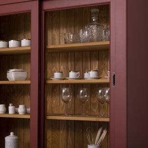 Schmaler Esszimmerschrank im Landhausstil bordeaux
