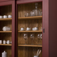 Schmaler Esszimmerschrank im Landhausstil bordeaux