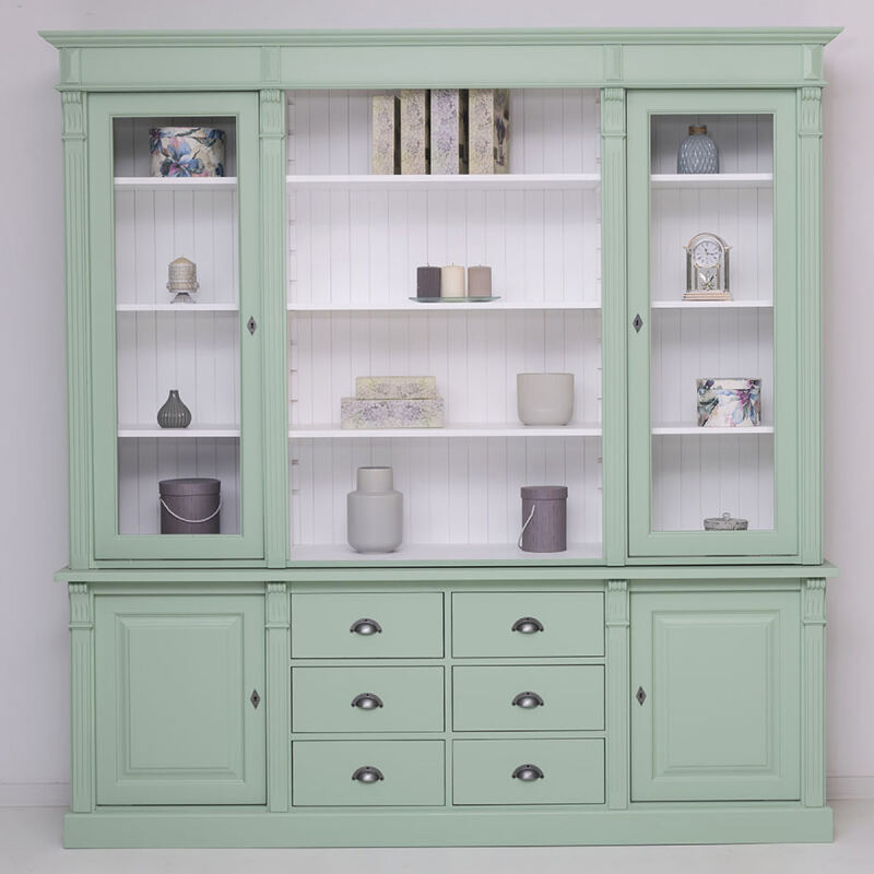 Mintfarbener massiver Wohnzimmerschrank im Landhausstil