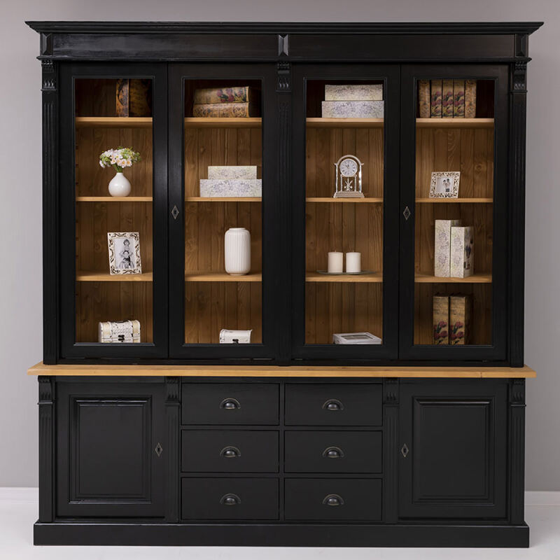Großer schwarzer Vitrinenschrank im Landhausstil