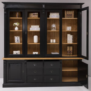 Großer schwarzer Vitrinenschrank im Landhausstil
