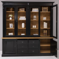 Großer schwarzer Vitrinenschrank im Landhausstil