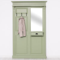 Schmale Flurgarderobe im Landhausstil blassgrün